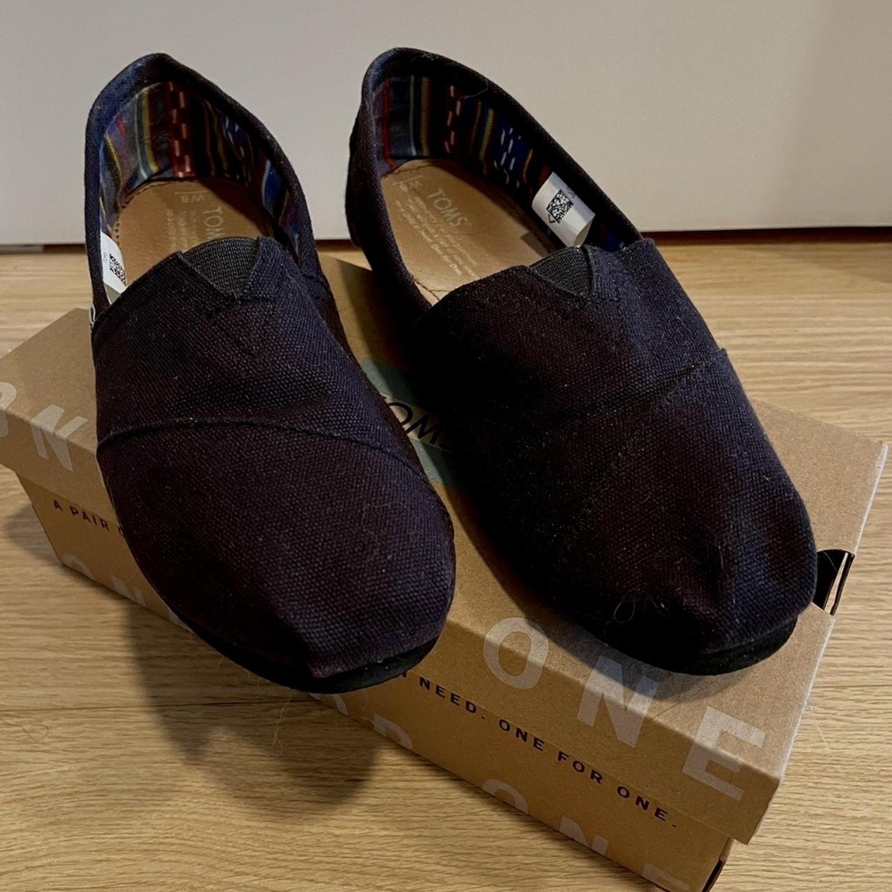 Toms women's classic black on black canvas flat shoes sz 8
